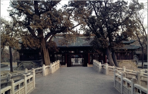 太原晋祠 目前,公共自行车服务点已基本覆盖太原市三分之二的建成区,范围为东至杨家峪高速口、西至西环高速、南至晋源新区、北至南寨公园。今年,太原市还将在此基础上,新建公共自行车服务点167个,新增公共自行车7000辆。