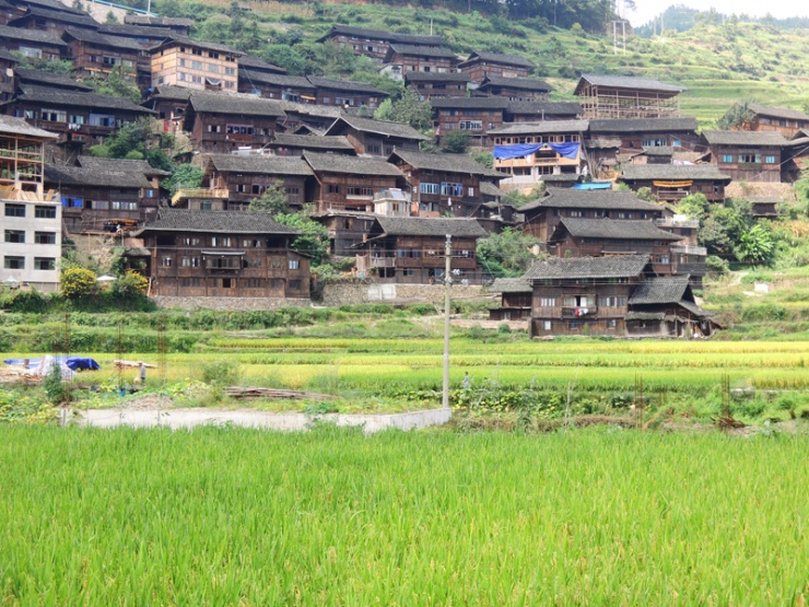 贵州的农村房:处山峦之中 风景美空气好