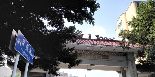 进入黄贝岭村的牌坊大门,就能看到项目工地