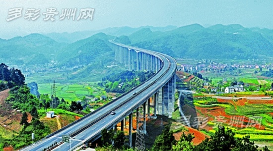 杭瑞高速公路贵州境遵义至毕节段金沙特大桥。陈恩光 摄 大道环黔,一条长达1952公里、接连贵州所有沿边地区的高速公路带正在加快步伐建设中。 环贵州高速公路开建,将加快全省沿边地区交通现代化进程,助推沿边产业大发展,城镇大繁荣、民族大团结,为贵州冲出经济洼地、总攻绝对贫困,实现与全国同步全面建成小康社会提供坚实的交通运输保障。 打通沿边地区高速公路大动脉,贵州交通网络将更加立体。 对内县县相通共同繁荣 高速公路不仅是一个地区经济社会发展程度的标志,也是地方共同繁荣的桥梁和纽带。 县县相通高速公