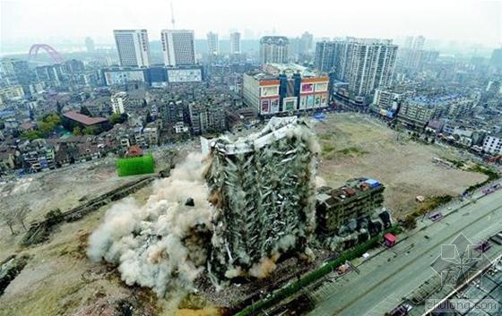 武汉77米高楼7秒钟被放倒 场面比大片震撼百倍
