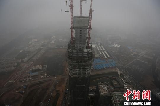 云南第一高楼封顶 位于喜马拉雅地震带上 --凤