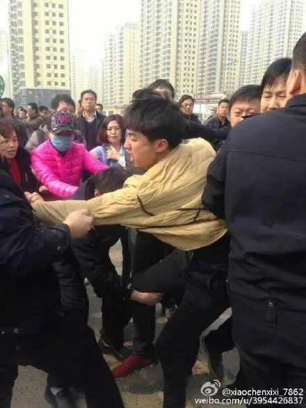 燕郊维权 开发商依仗警察抓人场面混乱