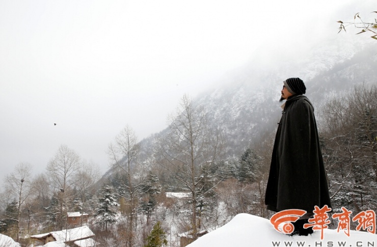 男子放弃百万年薪隐居深山 所住茅草屋内部曝