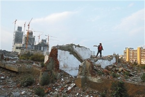 昆明城市一环边现荒地 住户养山羊当宠物