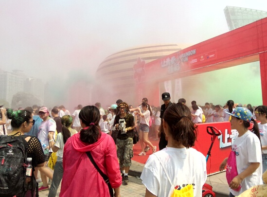 2000人沸腾CBD中国电建·海赋国际彩虹跑正