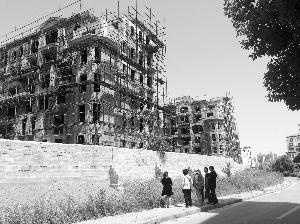 地产商被群殴致死后楼盘停工烂尾 业主收房无