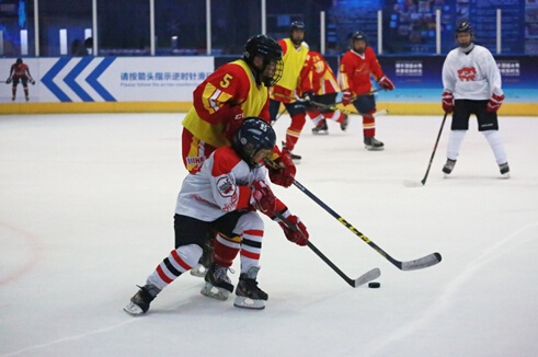 东率中国U18少年冰球队筑梦冬奥--冠军溜冰场