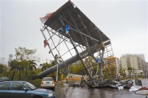 台风中心大面积停电 广东湛江市区广告牌被吹