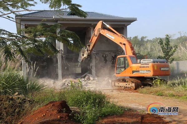 海口强拆石山镇10栋违建别墅 拆除面积近一万平米