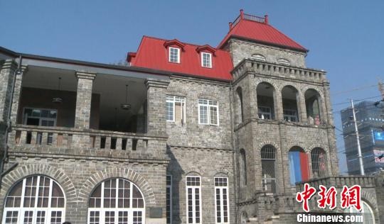 外观如哈利波特古堡的欧式风格,这座百年古宅在南京诸多民国建筑中,格外特别。 申冉 摄 百年西洋酒店即将再次开业迎客、名流私家别墅群成风情旅馆、外国驻华大使馆变身文艺图书馆记者16日从南京市文物部门获悉,经过几年的修缮,该市部分民国文物建筑正重新焕发光彩。不过,文物的商业利用依然是专家学者眼中喜忧参半的尝试。 16日,位于南京长江江畔的扬子饭店修缮一新,接待了首批参观者。数月之后,这里将重开旧业,作为饭店向市民开放。这座始建于1914年前后的欧式建筑,由法国人法雷斯出资并设计建造,最为特殊之处在于,