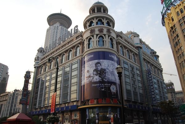 进退维谷的新世界:地产上演断舍离 百货力不从