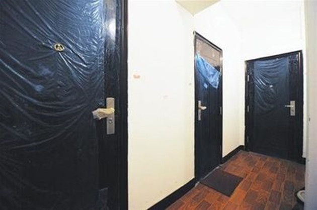 邻居私占走廊安装防盗门 称装的早拒绝拆除 --