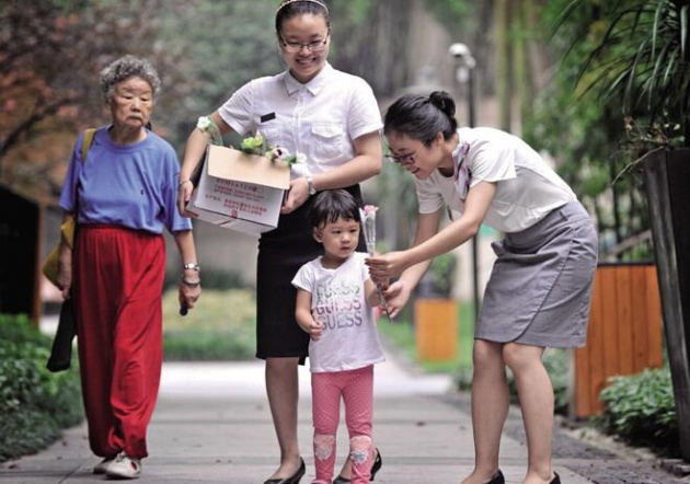 济南龙湖物业小故事:一瓶花露水 温暖业主心 -