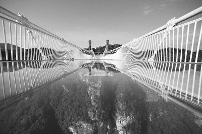 武汉设计世界最长最高 玻璃桥20日试运营 --凤