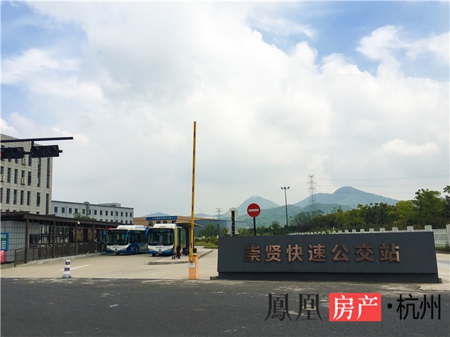 图为b7公交崇贤起始站