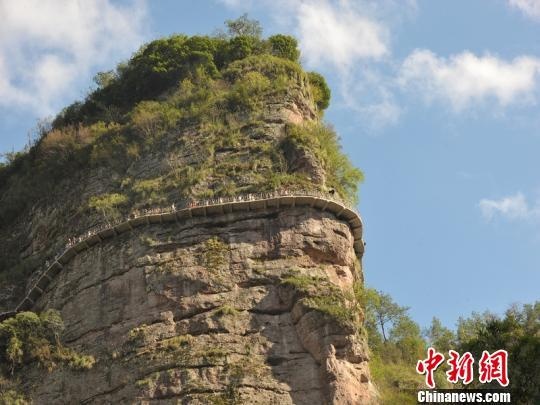 340米的玻璃栈道竟然没有护栏 这样的建筑太大胆了! - 子泳 - 子泳WZ的博客 340米的玻璃栈道竟然没有护栏 这样的建筑太大胆了! - 子泳 - 子泳WZ的博客