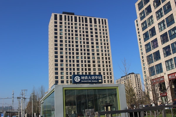 地铁7号线从北京西站出发,贯穿广渠路东西,大郊亭站在项目附近百余米
