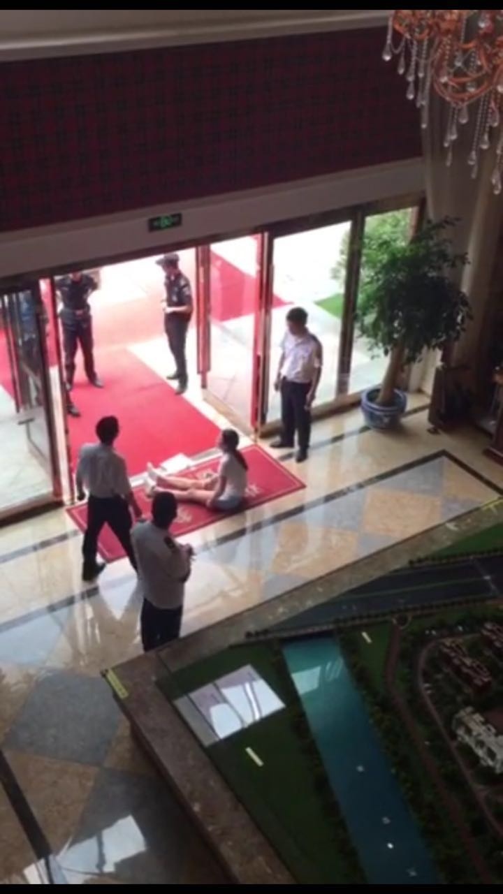 白衣女子大闹和昌湾景售楼处!南京竟然有盘降