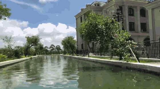 话说~~~买别墅送船! 看看小编这友谊的小船,来几张动图感受一下