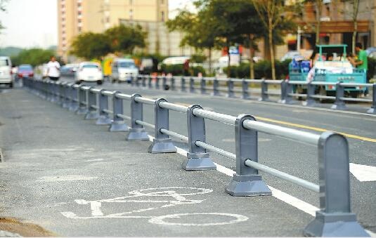 网约车趴在济南西客站附近揽活 扎堆违停行人