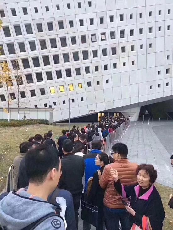 限价政策致一二手房价格倒挂 南京近万人排队