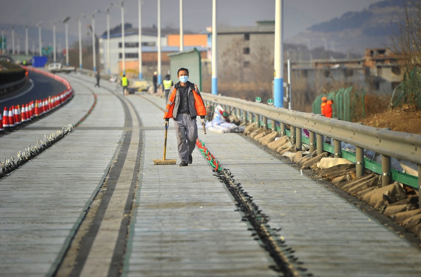 中国建设全球首条光伏高速公路年底通车 车辆