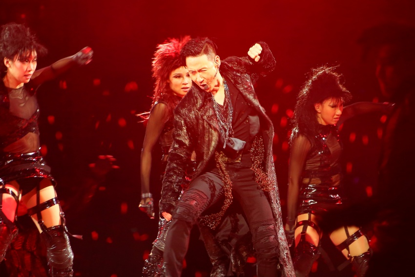 万人空巷唱响深圳大运中心 佳兆业文体携手张