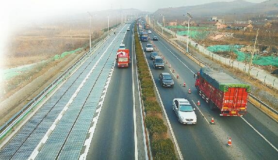 全球首条高速光伏公路在济南投用 未来电动汽