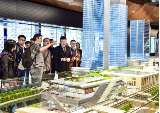 十余家港媒组团参观龙湖光年科技营销中心，共同探寻城市未来价值
