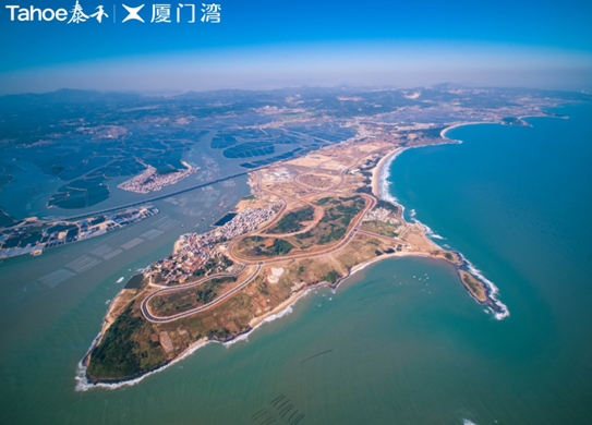 而在南方的厦门湾,泰禾基于22年44院的发展沉淀,在其核心产品线“院子系”、“大院系”等红遍全国,扛鼎了新中式旗帜的同时,选择了倾集团之力,再次投入大规模人力、物力、资本,打造了区别于“院子系”的全新IP——超级“湾系”。