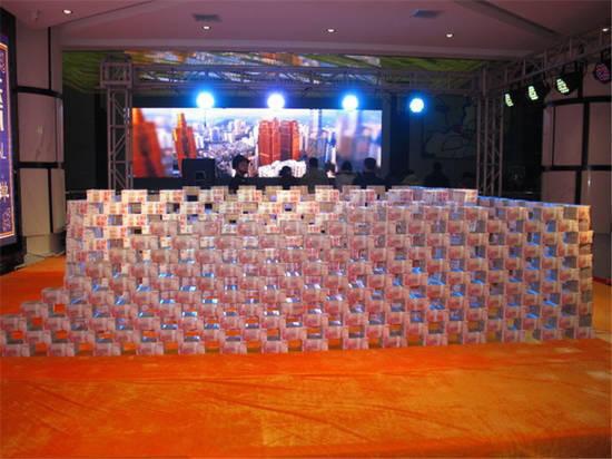 贵州开发商拿亿元现金发工资 农民工安心又开心