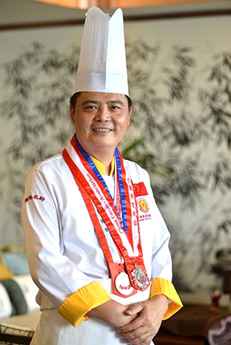 "舌尖上的凤凰家宴"粤菜篇主厨林潮带师傅,是地道的顺德人,所谓"食在