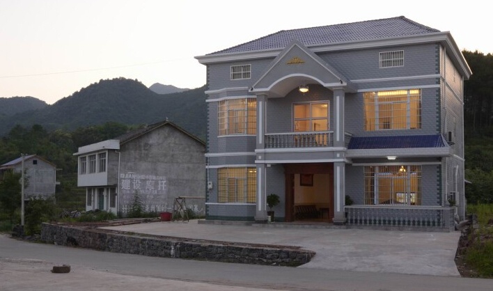 二楼阳台的顶灯.房子左边旁边的猪楼拆除后,感觉相当好.