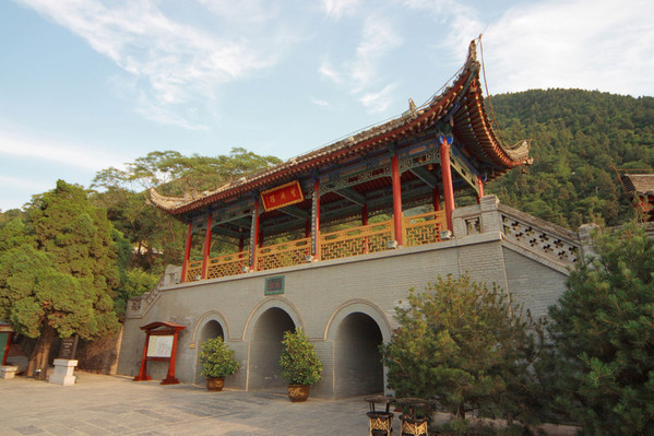 合作协议,华侨城在沣东将建设五个大项目,包括:镐京大遗址保护开发