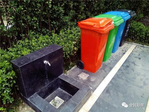 合理组合:将拖把池与垃圾桶组合在一起,更方便冲洗垃圾桶.