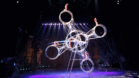 万箭穿心带给在场观众"扎心"般的体验,魔术师手持真刀实剑,刺向道具箱