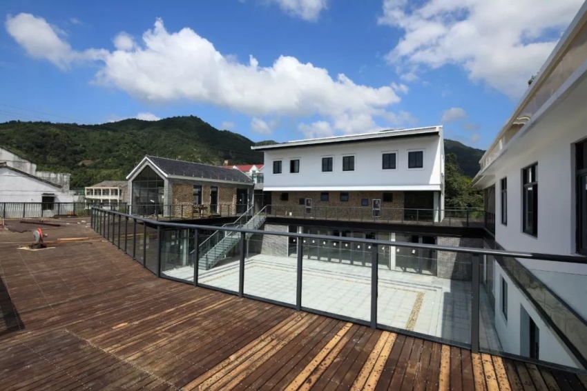 近日,头陀镇溪上村建起了一幢古朴大气的建筑.