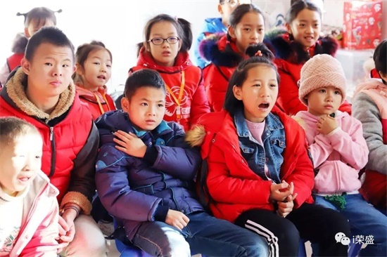 听障儿童们在与爱心志愿者语言互动