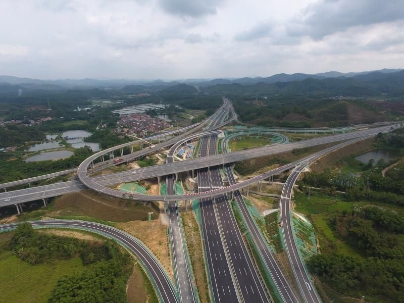 是一条南北走向的高速公路,项目北起佛山市高明区更合镇,顺接广明高速