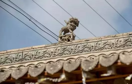 脊兽是中国古代汉族土木建筑屋顶的屋脊上安放的兽件,在现代的土木