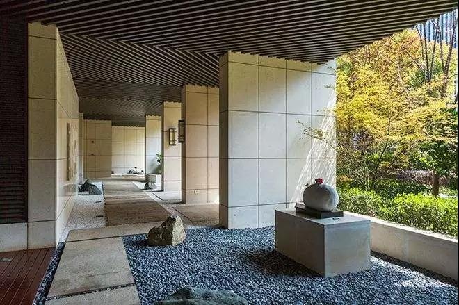 架/空/层 架空层是建筑用词,即是建筑物中用柱子架空的那一层.