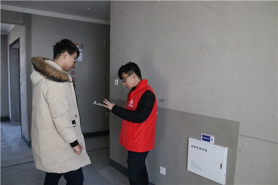 在验房环节,新乡建业联盟新城的工作人员同业主细致地查验房屋门窗