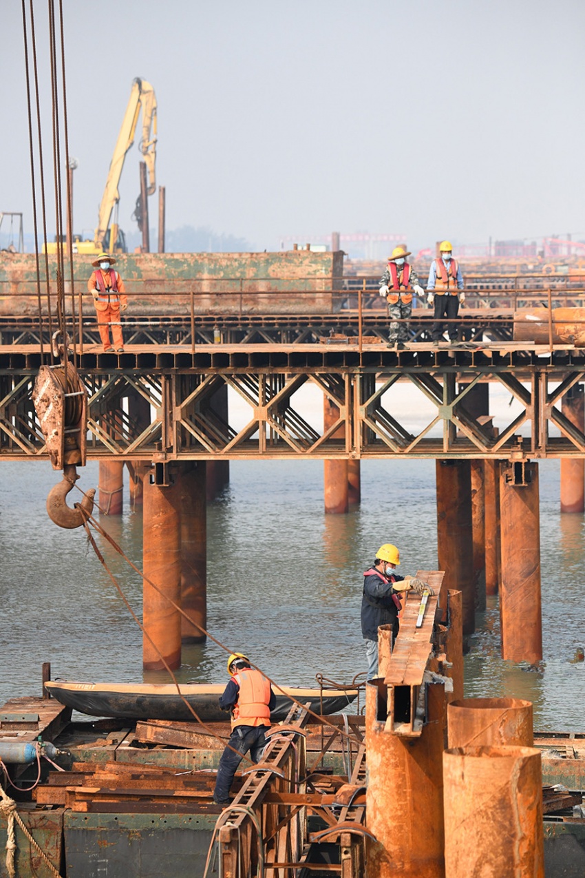 北海:西村港跨海大桥施工忙